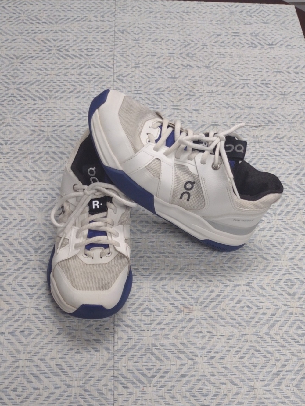 On Running The Roger Women's Athletic Sneakers in White and Blue Size 6
